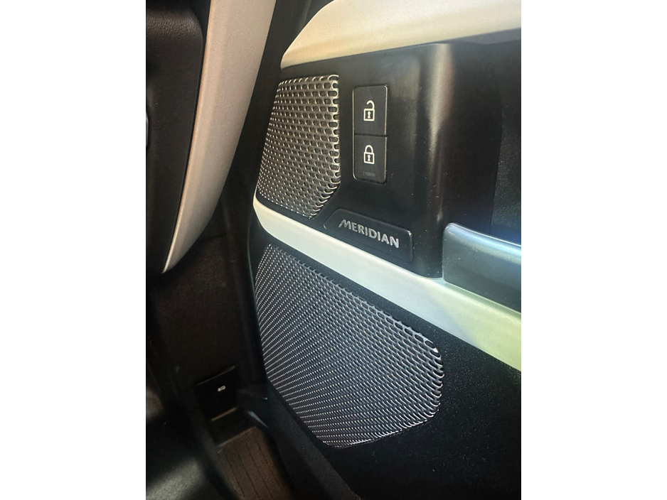 2022 Land Rover Defender - image 21