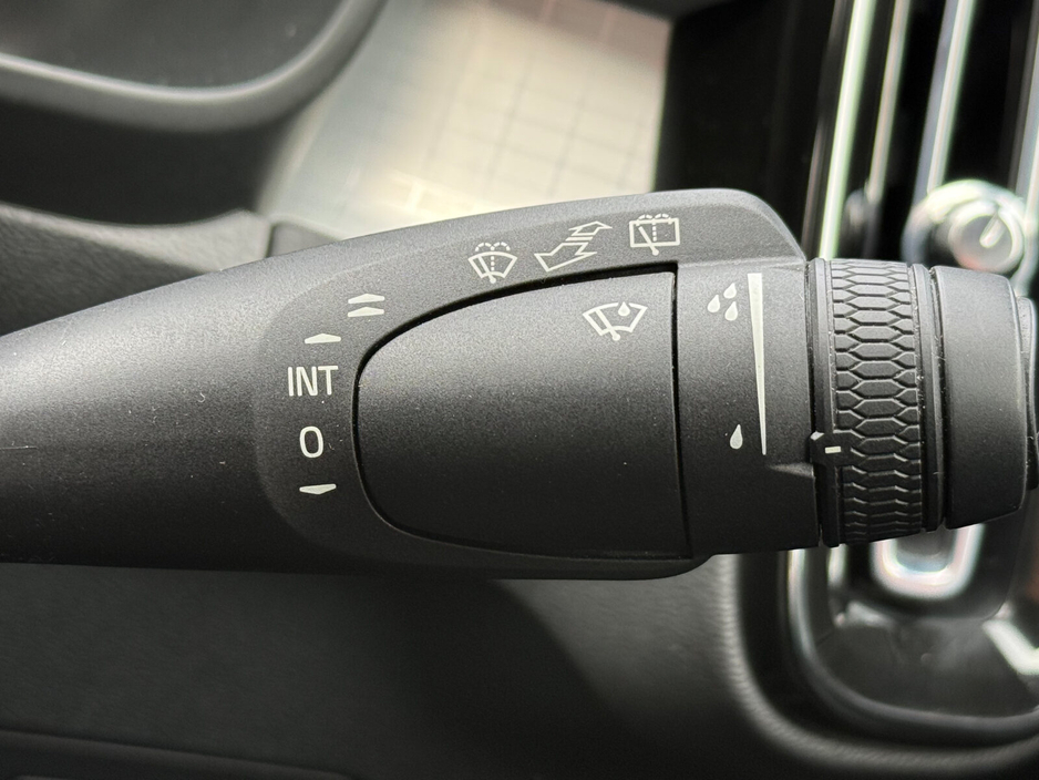 2023 Volvo XC40 - image 22