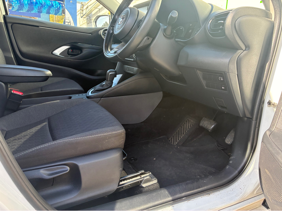 2023 Toyota Yaris - image 10