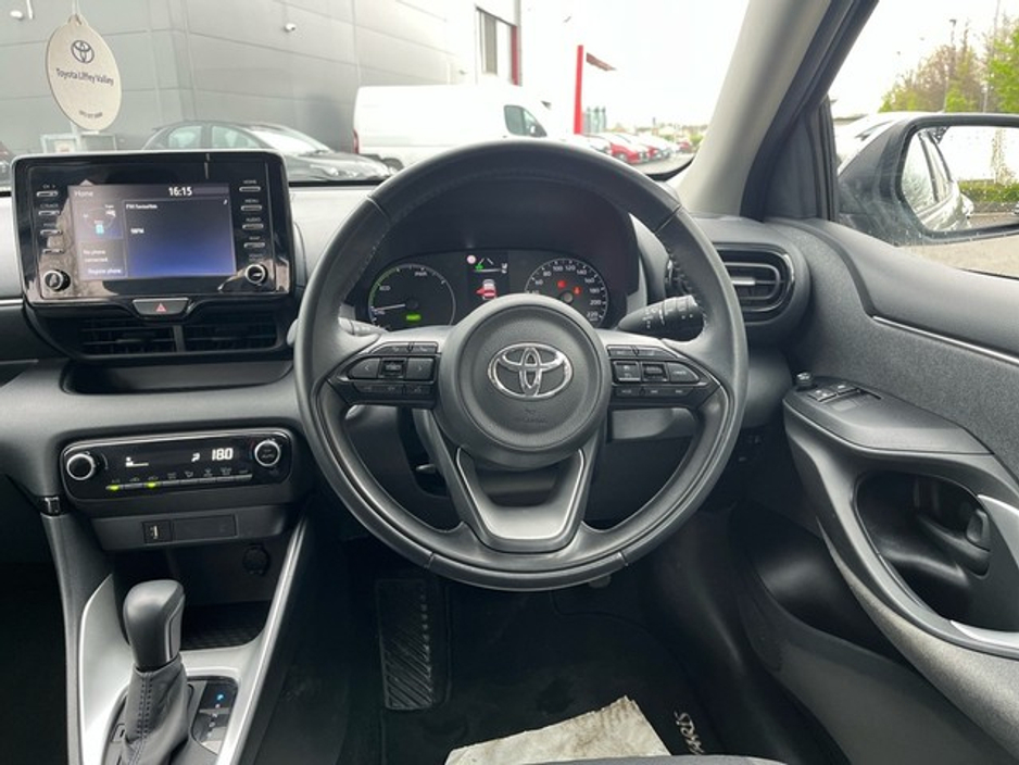 2021 Toyota Yaris - image 9