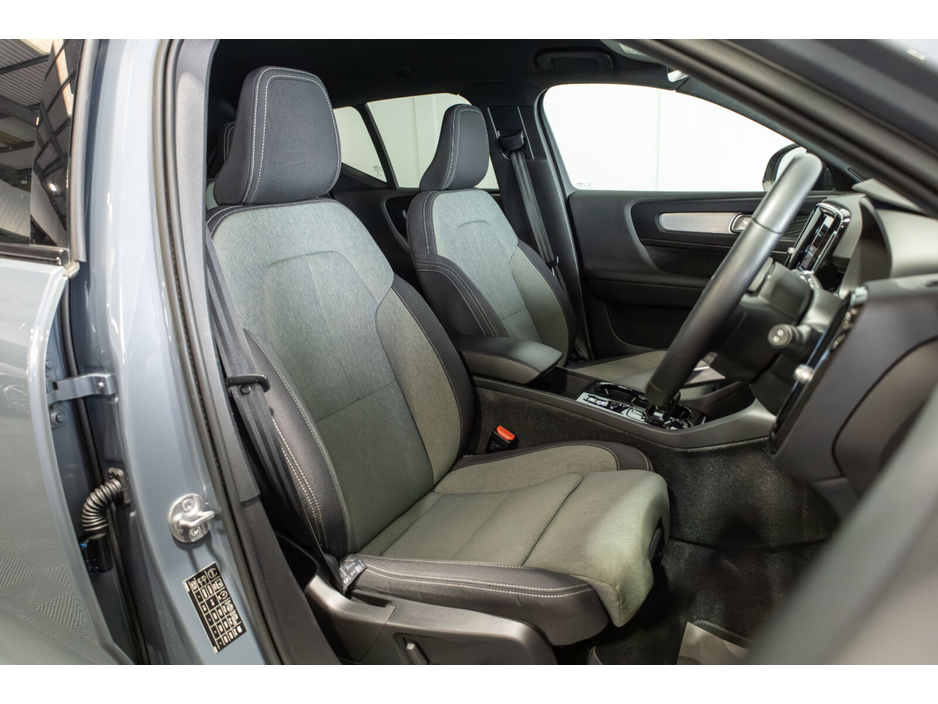 2022 Volvo XC40 - image 10