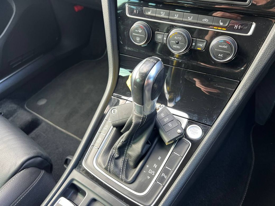 2016 Volkswagen Golf - image 11