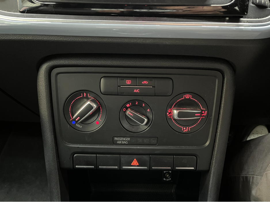 2013 Volkswagen Beetle - image 14