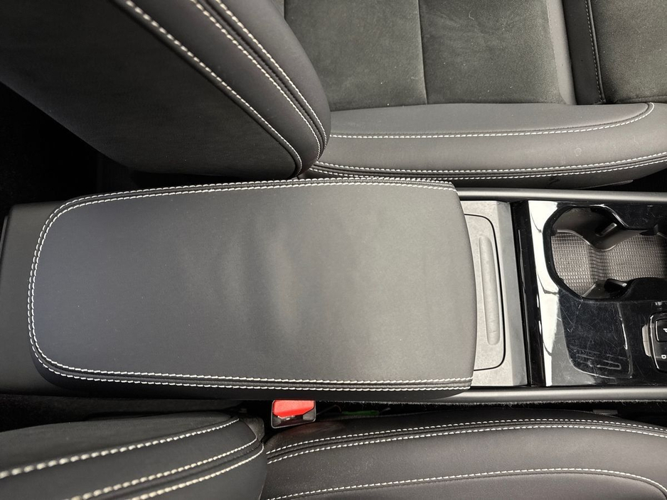 2023 Volvo XC40 - image 15