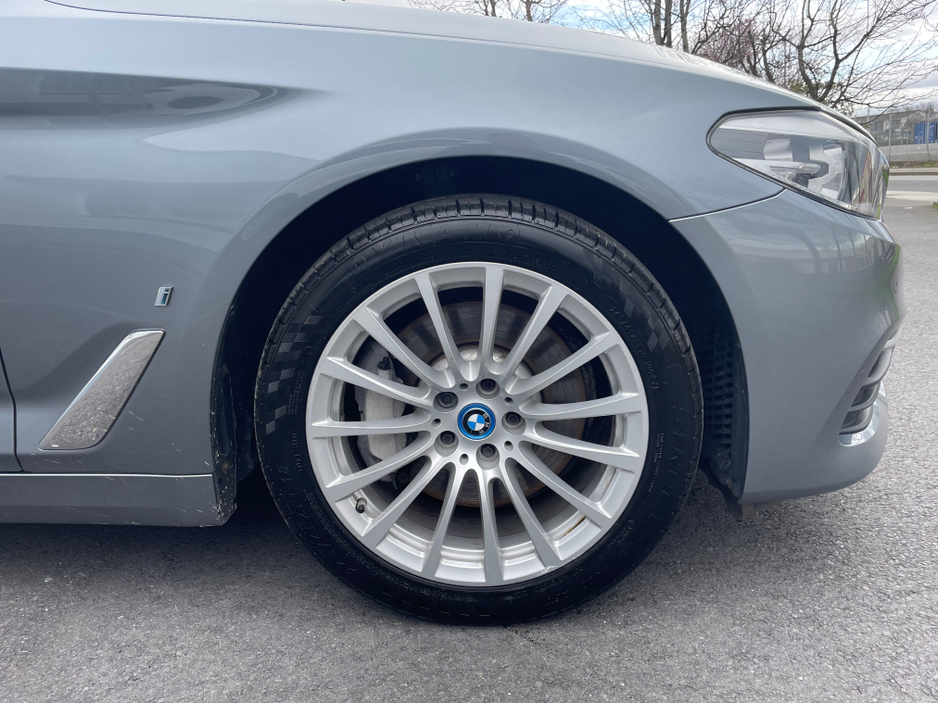 2018 BMW 5 Series - image 2