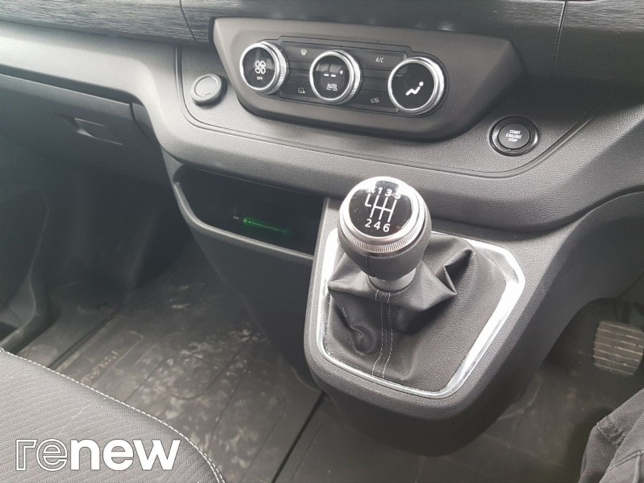 2025 Renault Trafic - image 20
