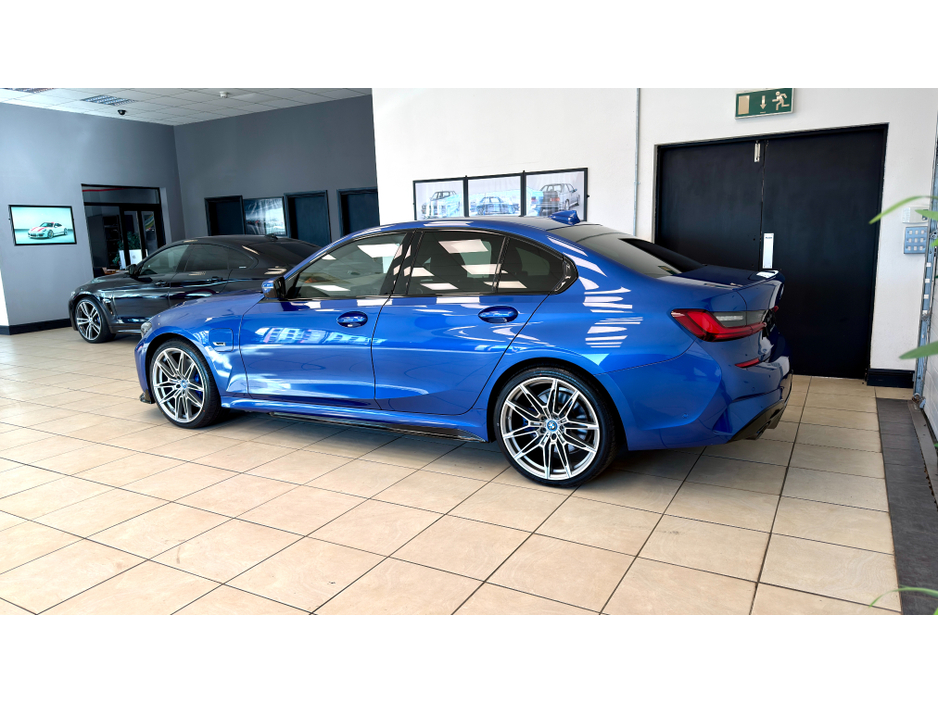 2022 BMW 3 Series - image 7