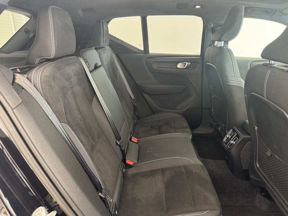 2023 Volvo XC40 - image 7