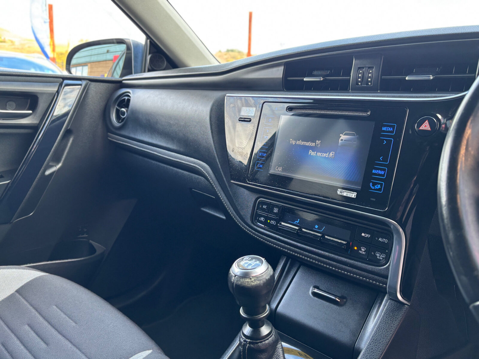 2016 Toyota Auris - image 11