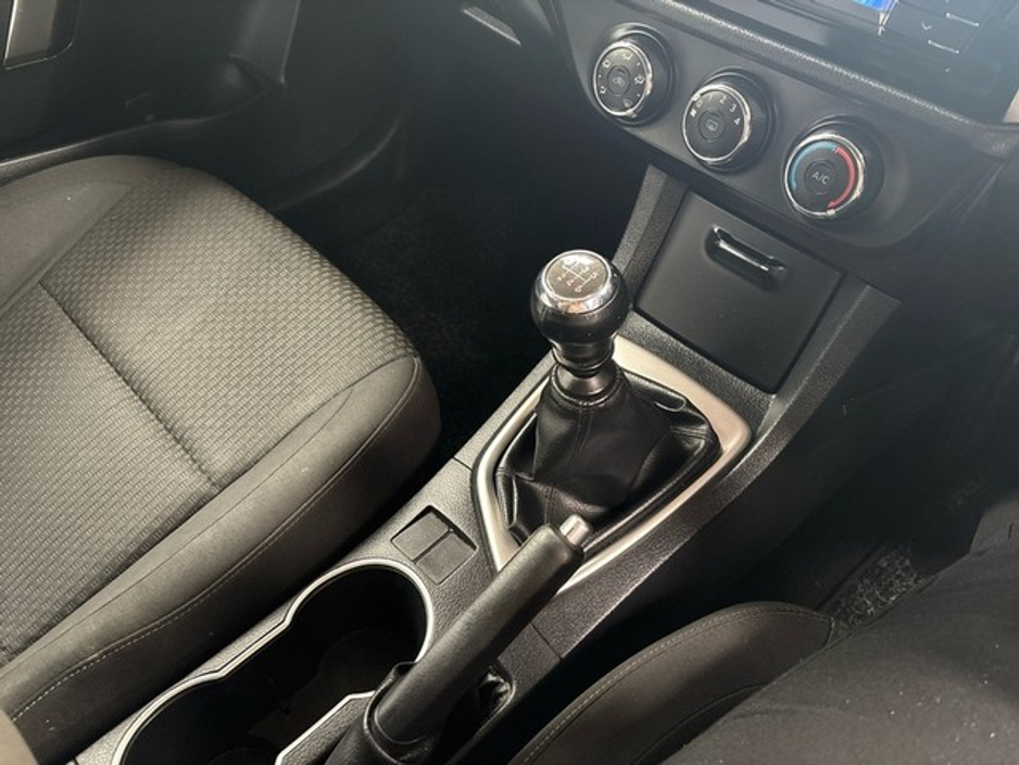 2016 Toyota Corolla - image 16