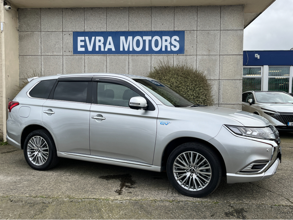 2020 Mitsubishi Outlander - image 3