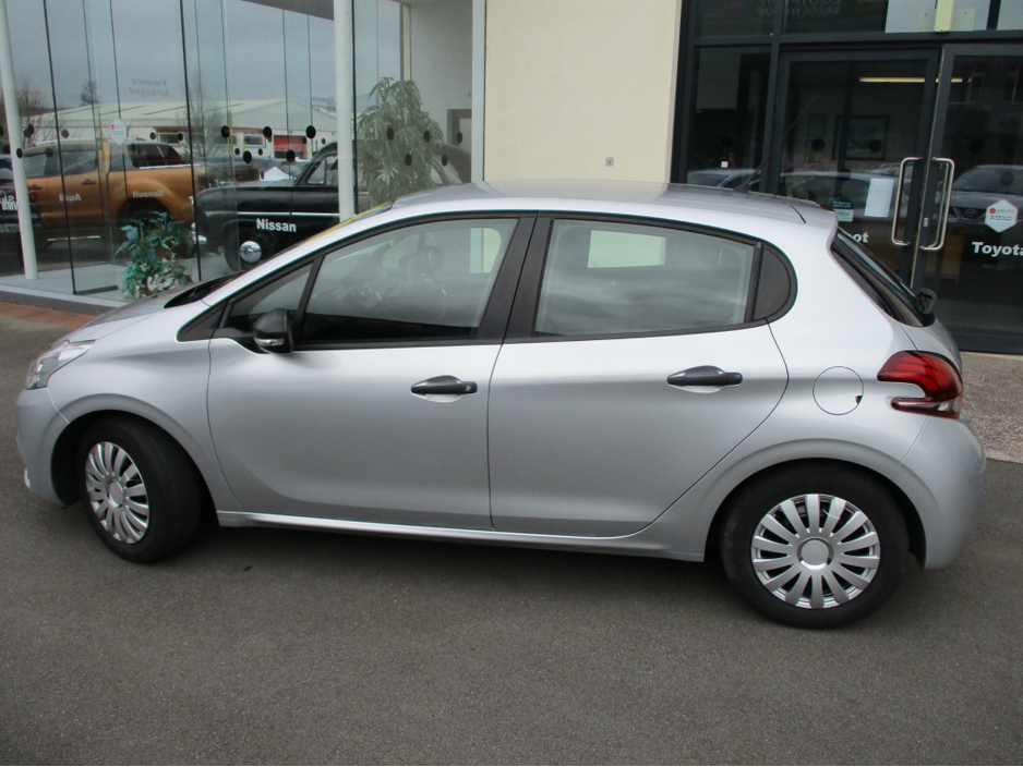 2017 Peugeot 208 - image 7