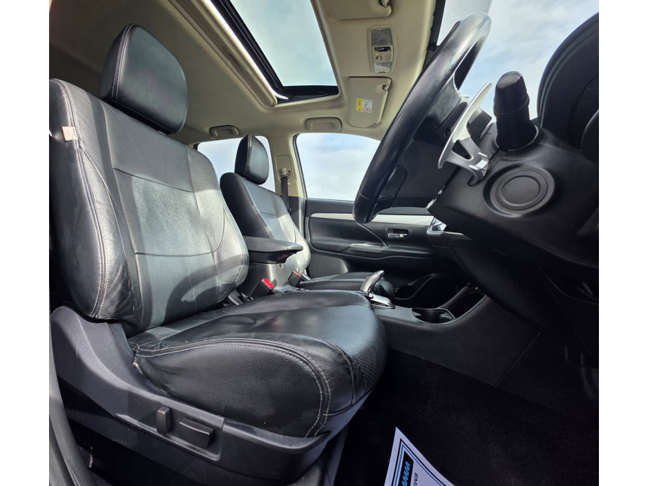 2014 Mitsubishi Outlander - image 8