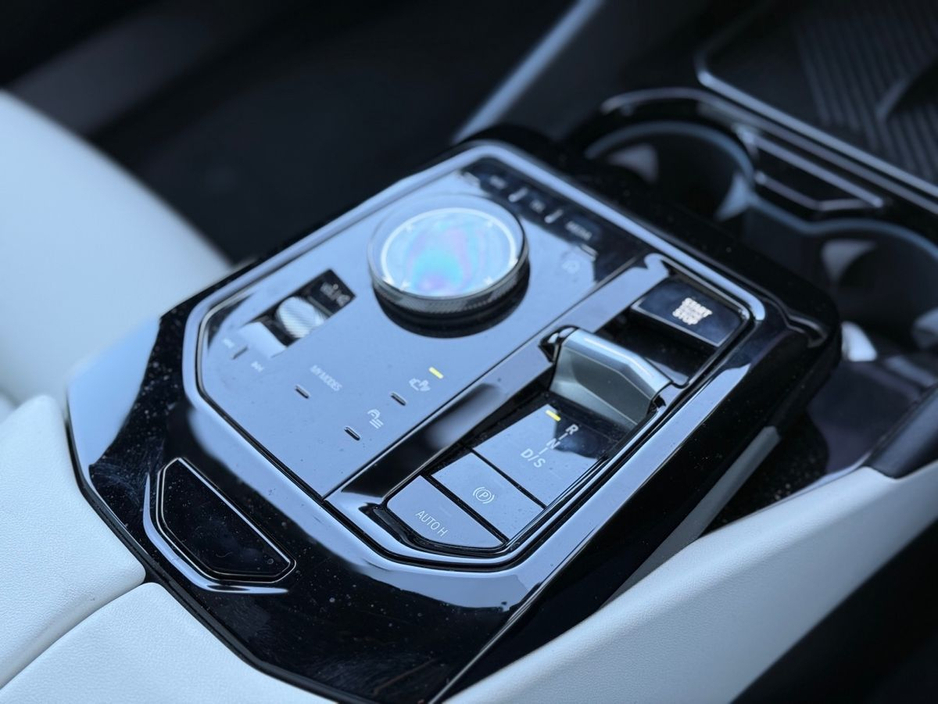 2024 BMW 5 Series - image 10