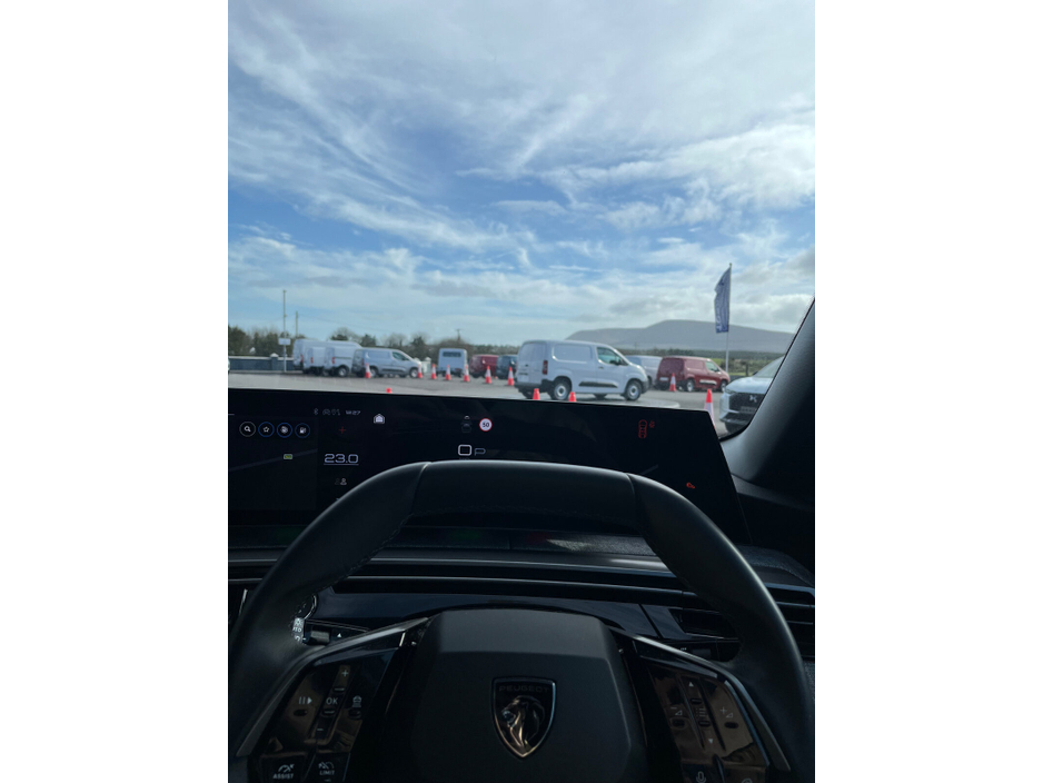 2025 Peugeot 5008 - image 12