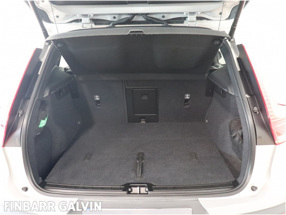 2025 Volvo XC40 - image 15