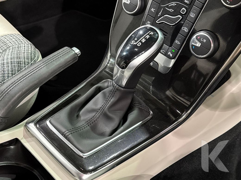 2017 Volvo V40 - image 15