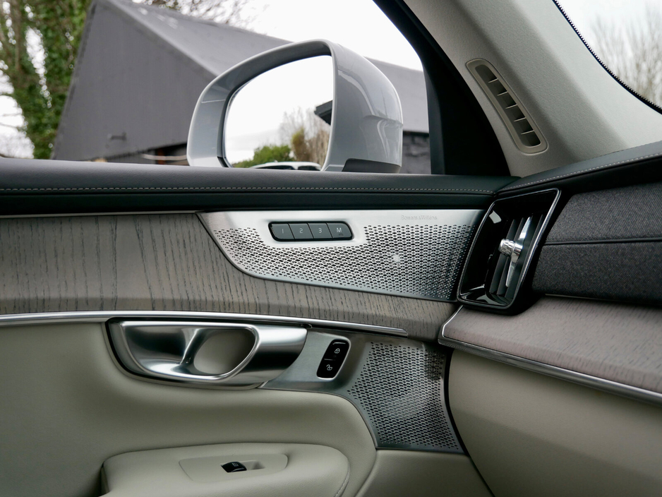 2025 Volvo XC90 T8 PHEV AWD Ultra Bright