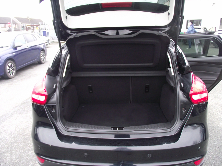 2018 Ford Focus - image 13