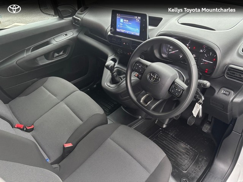 2024 Toyota Proace City - image 2