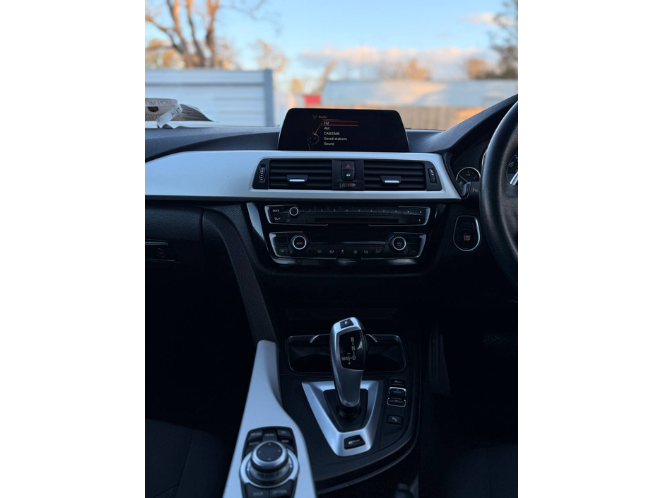 2017 BMW 3 Series - image 42