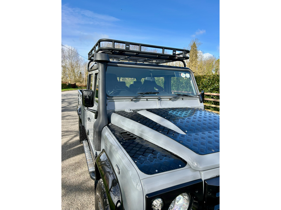 2017 Land Rover Defender - image 12