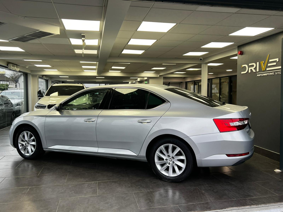 2022 Skoda Superb - image 9