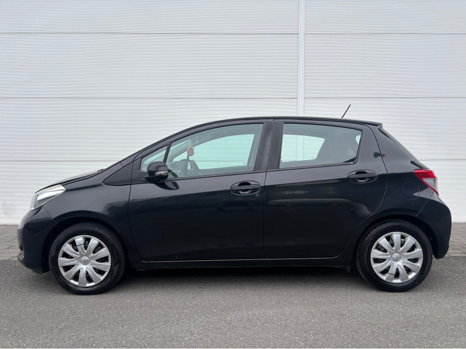 2012 Toyota Yaris - image 14