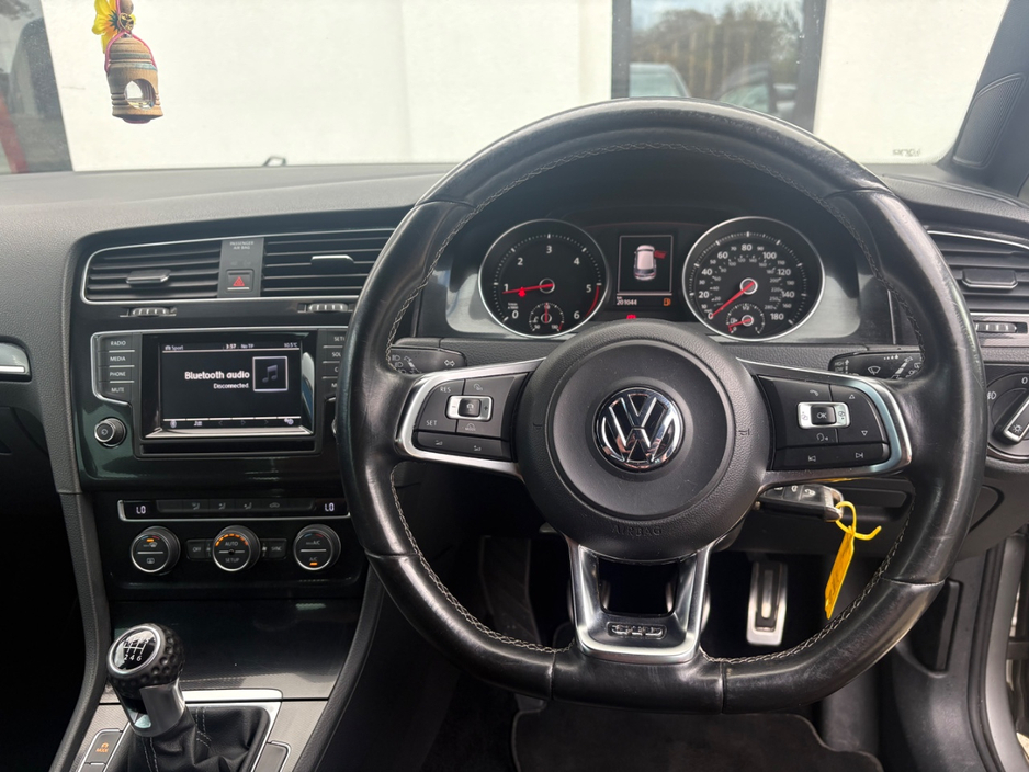 2014 Volkswagen Golf - image 27