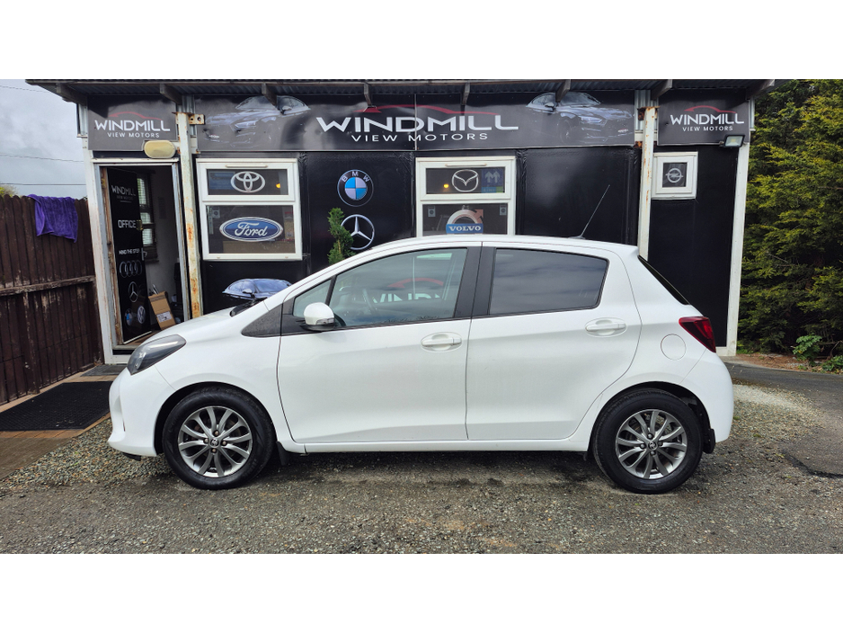 2016 Toyota Vitz - image 3