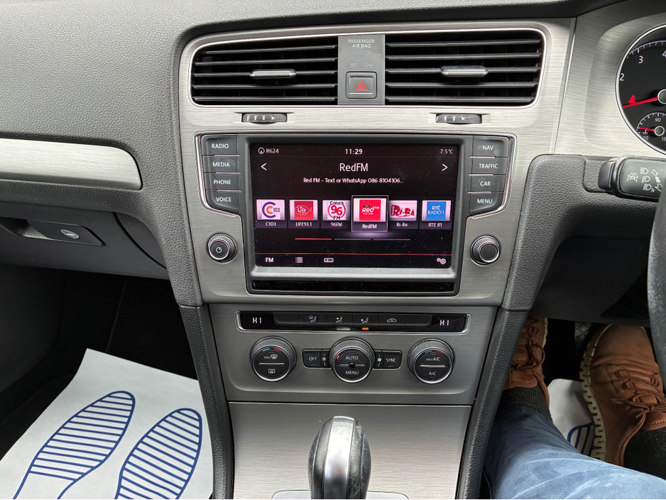 2014 Volkswagen Golf - image 22