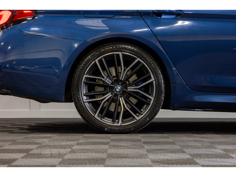 2022 BMW 5 Series - image 7