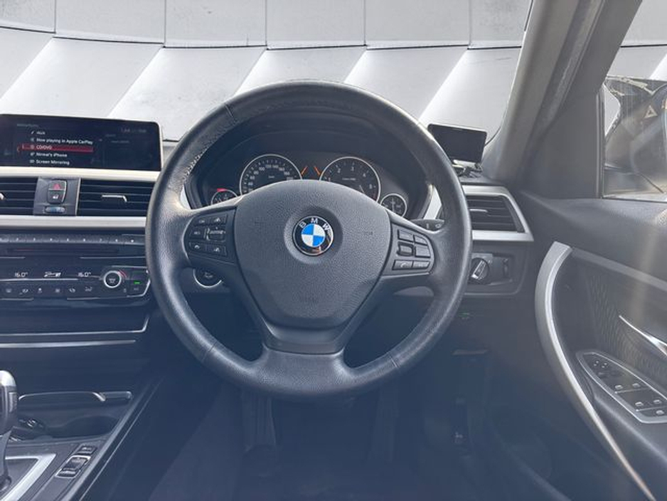 2016 BMW 3 Series - image 10