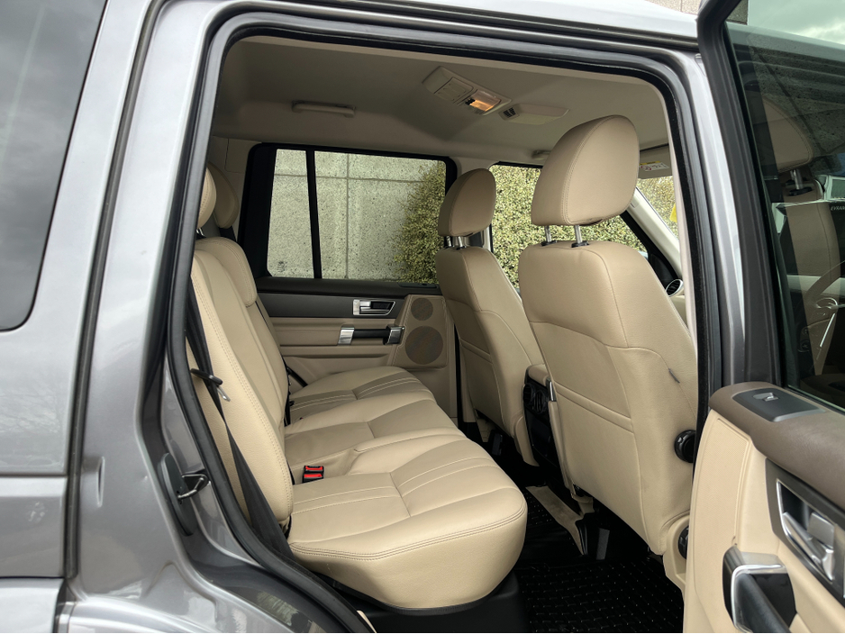 2015 Land Rover Discovery - image 10