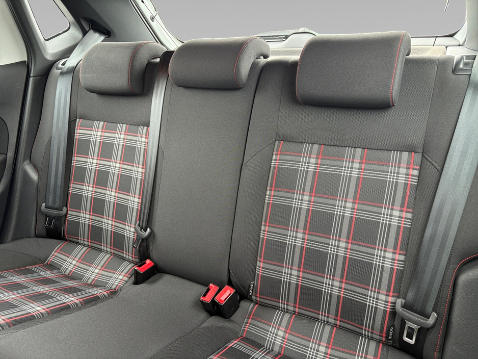 2016 Volkswagen Polo - image 13