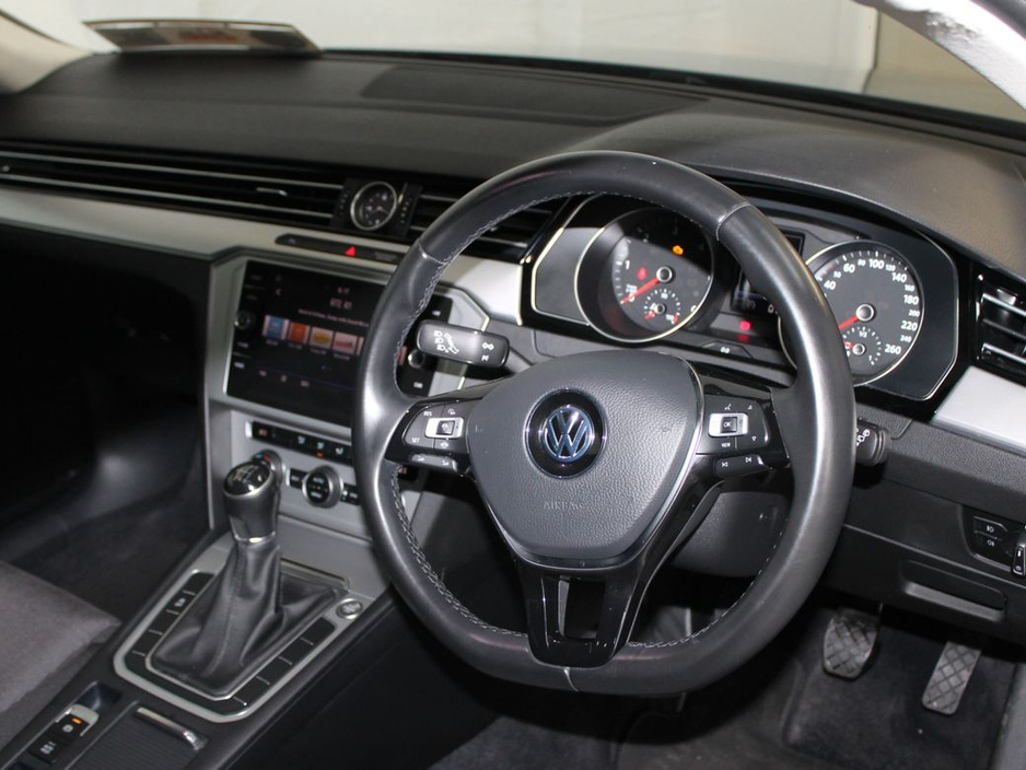 2019 Volkswagen Passat - image 11