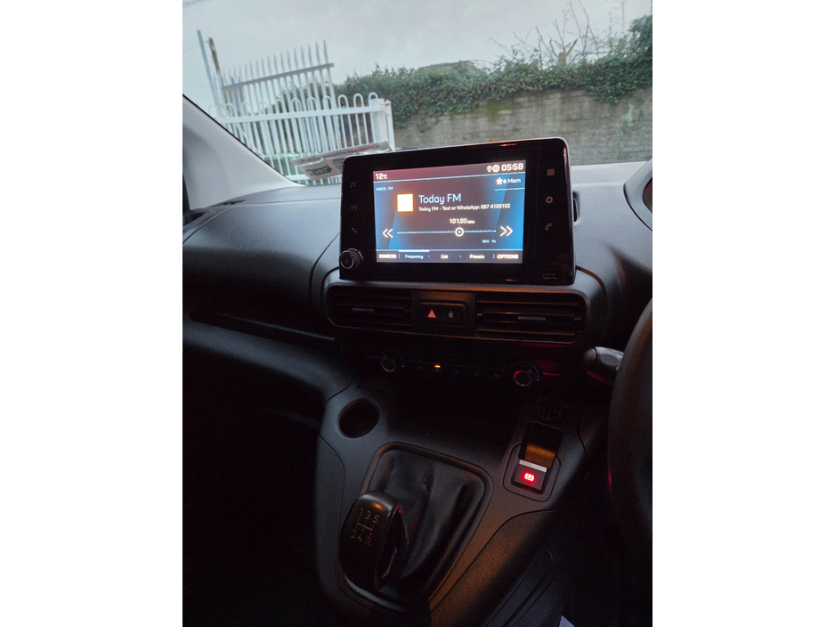 2021 Peugeot Partner - image 10