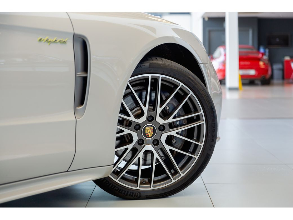 2023 Porsche Panamera - image 11