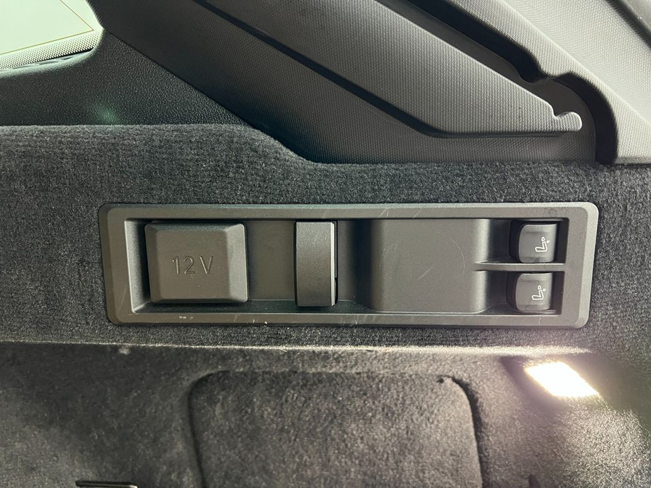 2021 BMW 3 Series - image 18