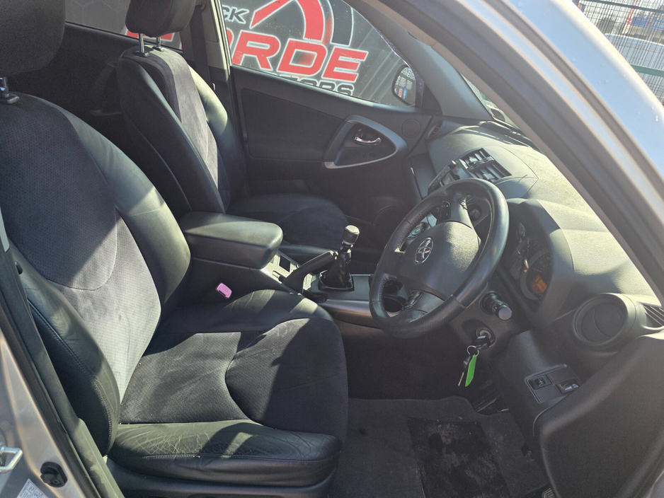 2011 Toyota Rav4 - image 8