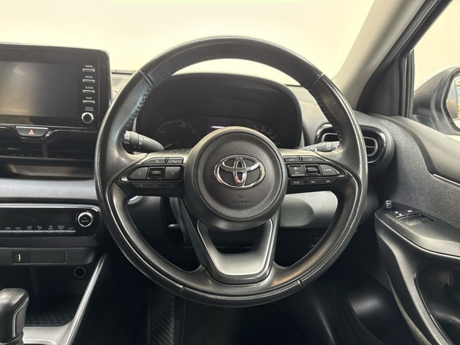 2022 Toyota Yaris - image 9