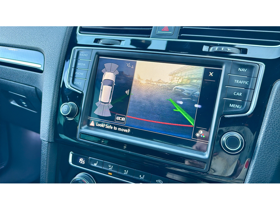 2014 Volkswagen Golf - image 35