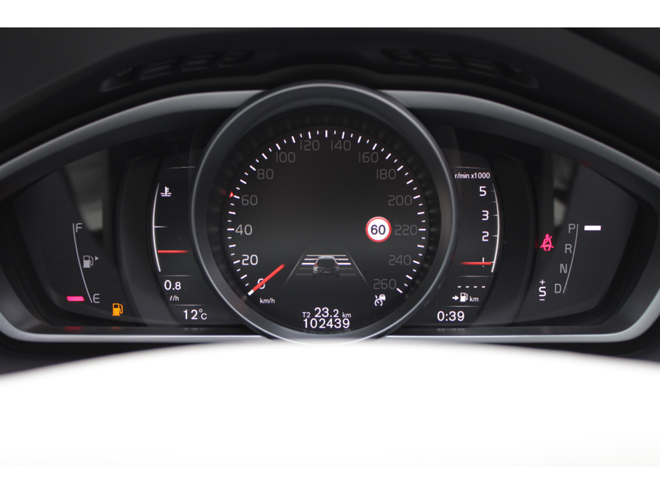 2017 Volvo V40 - image 13