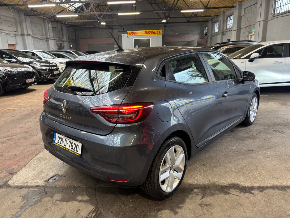 2022 Renault Clio - image 5