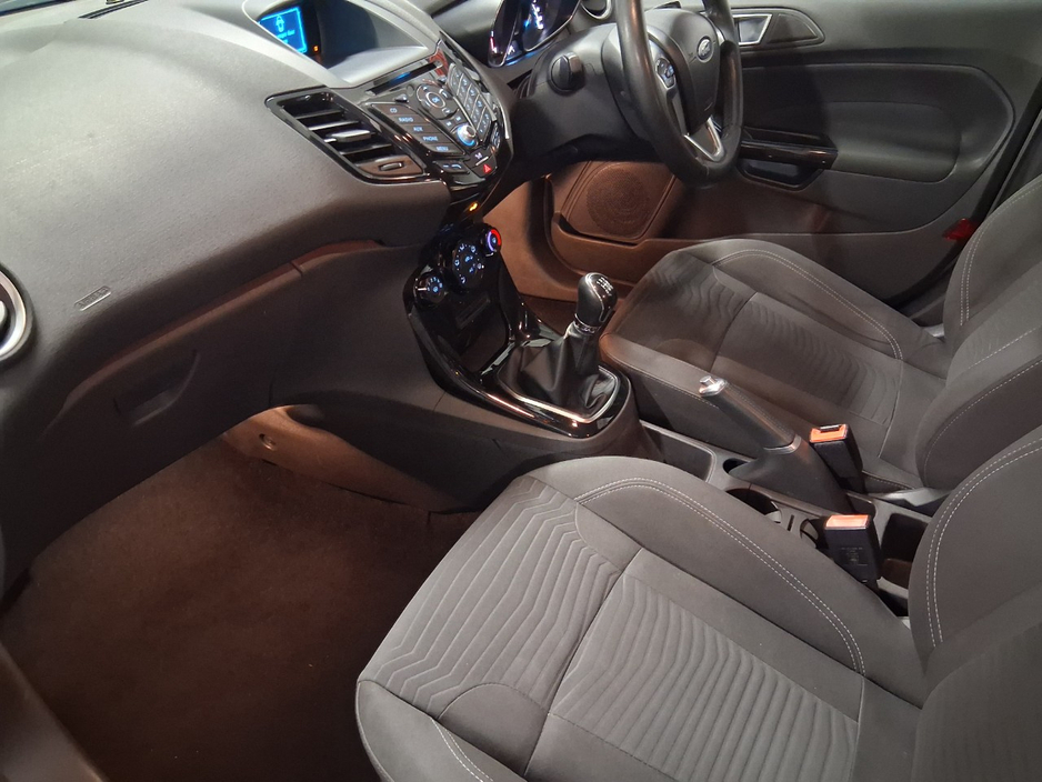 2015 Ford Fiesta - image 7
