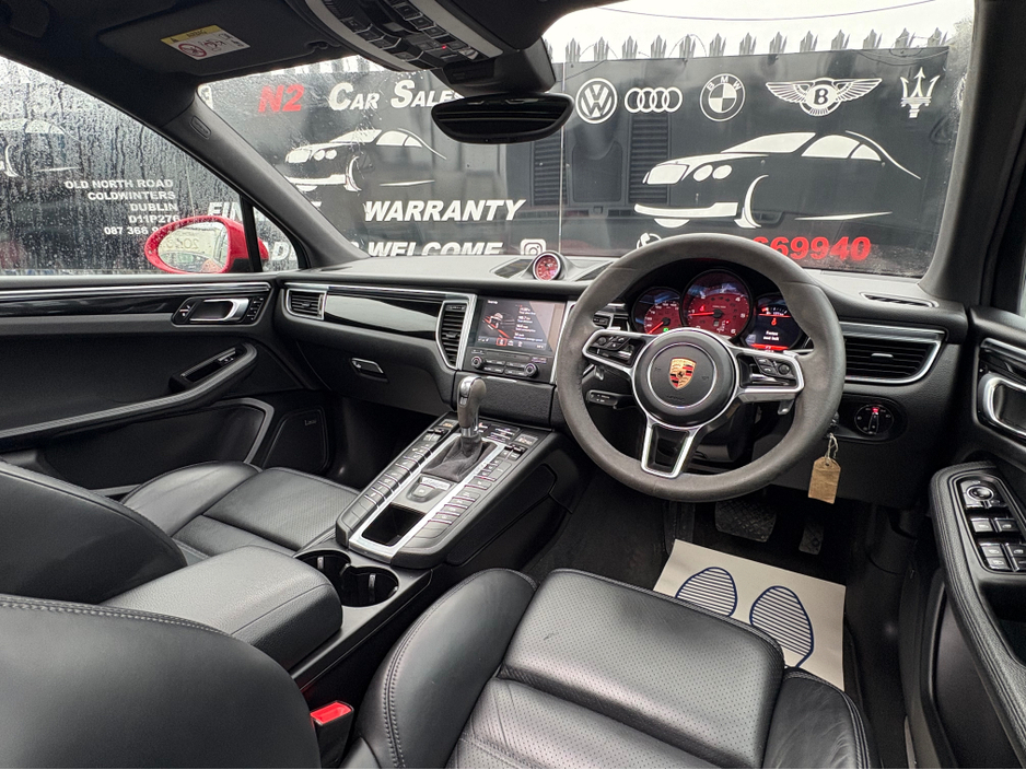 2017 Porsche Macan - image 13
