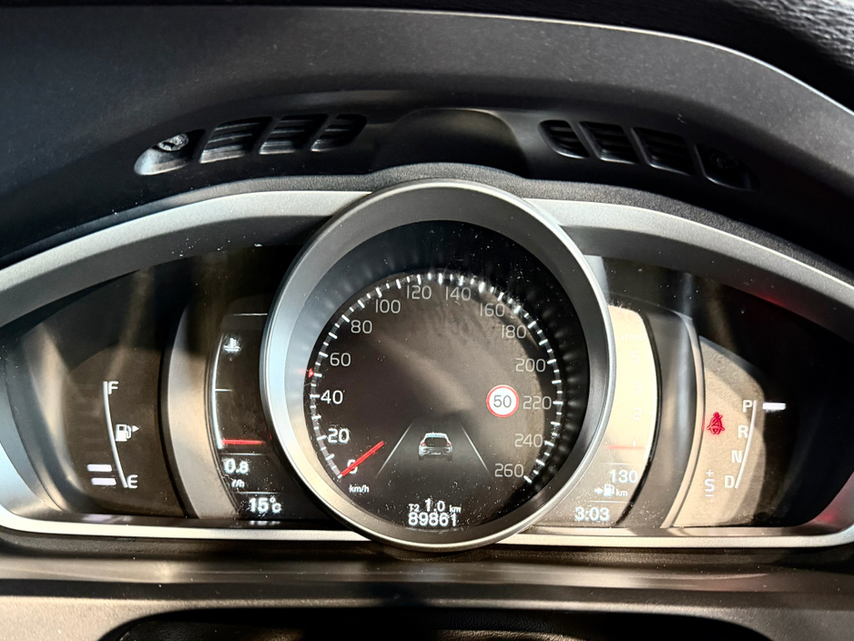 2018 Volvo V40 - image 13