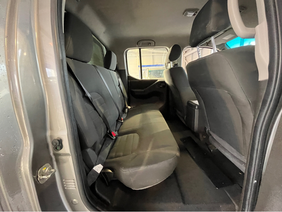 2015 Nissan Navara - image 11