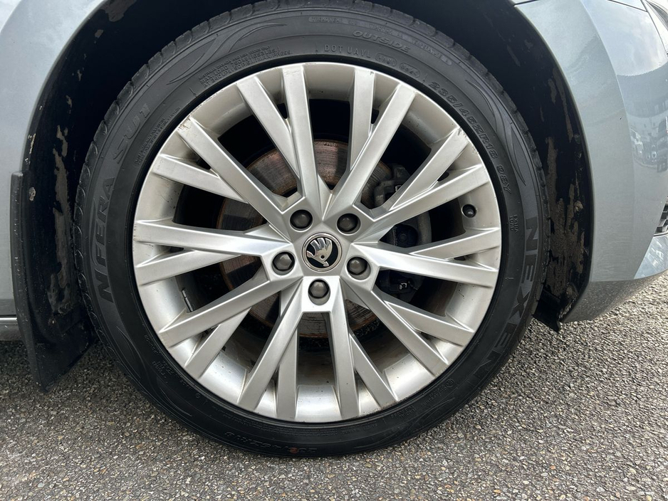 2020 Skoda Superb - image 5