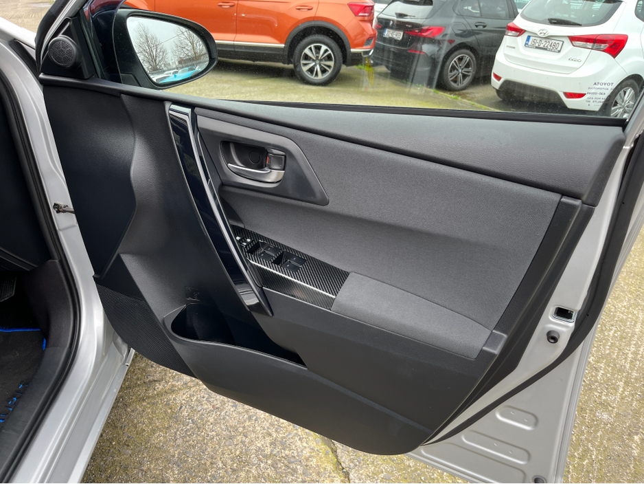 2016 Toyota Auris - image 12